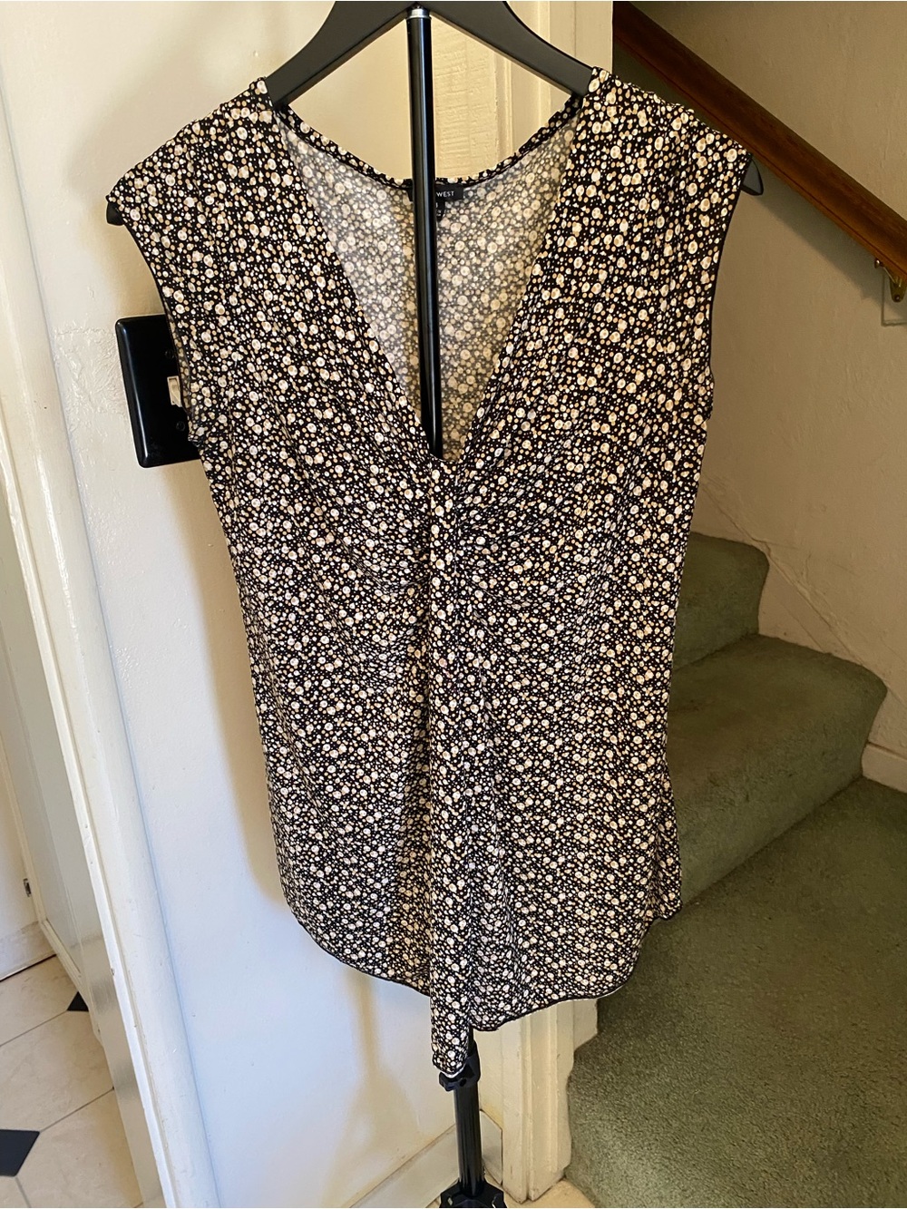 Nine West Black and Cream Floral V-Neck Cap-Sleeve Top, sleeveless,size M